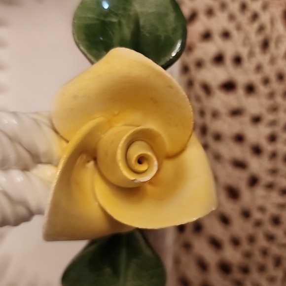 VINTAGE CAPODIMONTE BASKET WOVEN PORCELAIN w/ YELLOW FLOWERS Made in ITALY - Picture 5 of 13